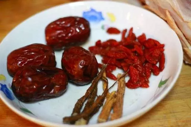 常喝這雞湯一個月,老公誇我起色都好了,兒子也不愛生病了!