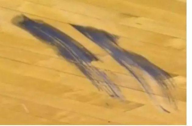 什麼是NBA級別的對抗?揮肘讓姚明出血,詹皇直接把球扣變形