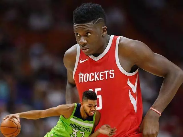 什麼是NBA級別的對抗?揮肘讓姚明出血,詹皇直接把球扣變形