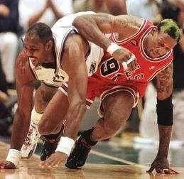什麼是NBA級別的對抗?揮肘讓姚明出血,詹皇直接把球扣變形