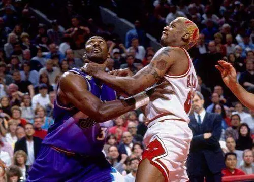 什麼是NBA級別的對抗?揮肘讓姚明出血,詹皇直接把球扣變形