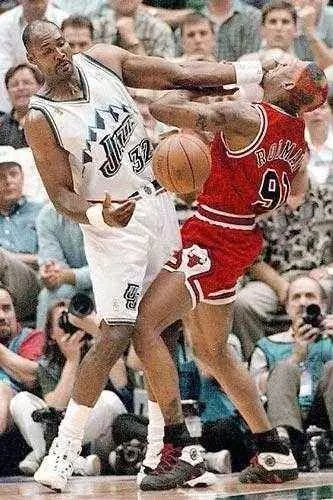 什麼是NBA級別的對抗?揮肘讓姚明出血,詹皇直接把球扣變形