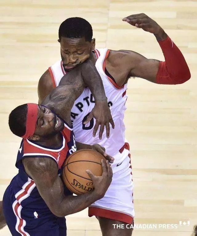 什麼是NBA級別的對抗?揮肘讓姚明出血,詹皇直接把球扣變形