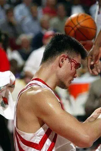 什麼是NBA級別的對抗?揮肘讓姚明出血,詹皇直接把球扣變形
