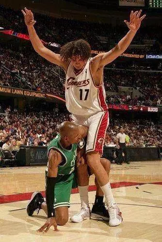 什麼是NBA級別的對抗?揮肘讓姚明出血,詹皇直接把球扣變形