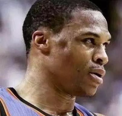 什麼是NBA級別的對抗?揮肘讓姚明出血,詹皇直接把球扣變形