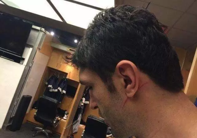 什麼是NBA級別的對抗?揮肘讓姚明出血,詹皇直接把球扣變形