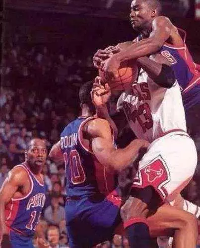 什麼是NBA級別的對抗?揮肘讓姚明出血,詹皇直接把球扣變形