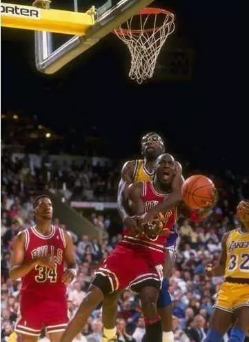 什麼是NBA級別的對抗?揮肘讓姚明出血,詹皇直接把球扣變形