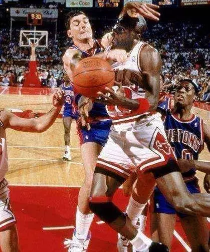 什麼是NBA級別的對抗?揮肘讓姚明出血,詹皇直接把球扣變形