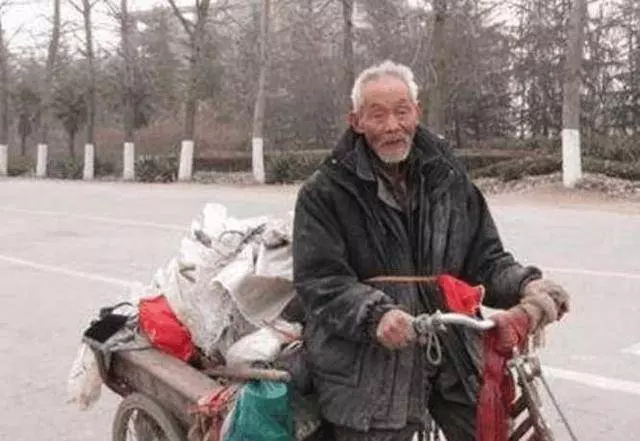 非親爸把兒子拉扯大,兒成大老闆回鄉,看到爸爸哭出了聲