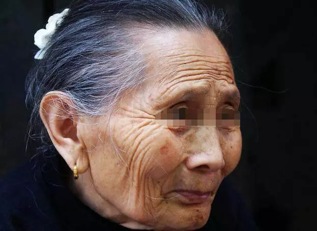 老太太撿到一袋黃金,失主稱說少了2千克,她將麻袋打開後,失主無比羞愧