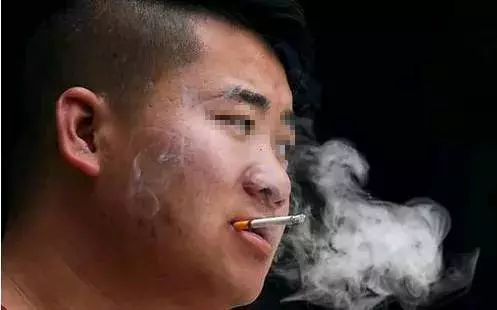 妻子癱瘓,可每天襪子總是很髒,丈夫覺得奇怪,暗地調查後,渾身顫抖難以平靜