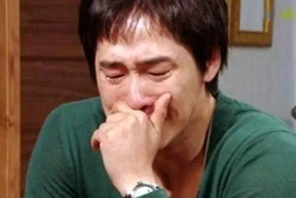 妻子癱瘓,可每天襪子總是很髒,丈夫覺得奇怪,暗地調查後,渾身顫抖難以平靜