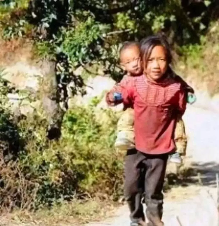 為了供弟弟讀書,姐嫁給窮漢,妹嫁給傻子,8年後一排豪車開進村,兄妹三人抱頭痛哭