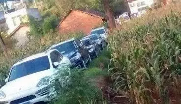 為了供弟弟讀書,姐嫁給窮漢,妹嫁給傻子,8年後一排豪車開進村,兄妹三人抱頭痛哭