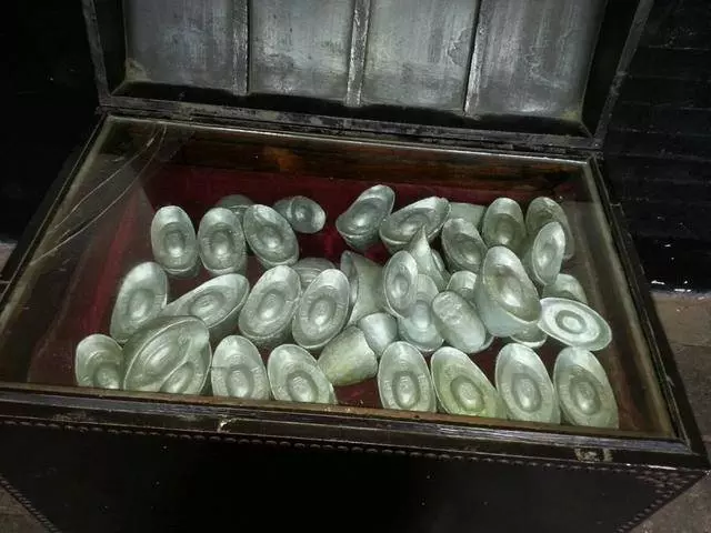 施捨乞丐一個熱饅頭,乞丐次日帶土匪洗劫他家,他感動的流下熱淚