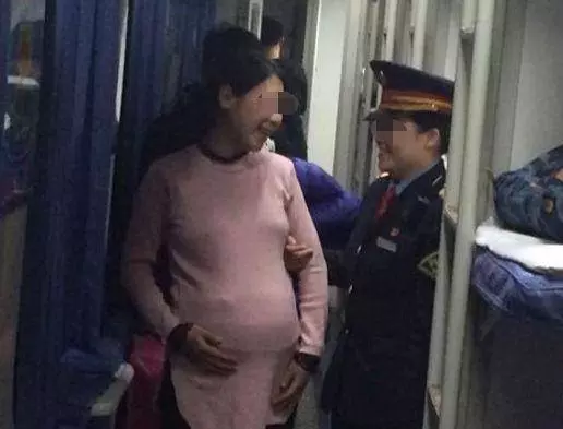 孕婦在火車上不斷借別人手機沒人借,我借給她,隔天收到簡訊我才知自己救了一條人命!