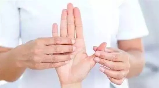 大肚子不用愁,每天甩手5分鐘,瘦腰瘦肚子,還能強心臟、緩解關節疼痛
