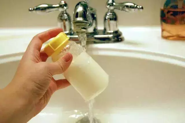 奶粉用多少度水沖調,40-50°或70°?沖錯當心寶寶感染病菌