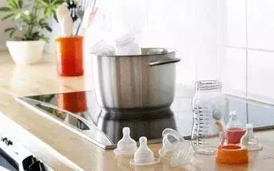 奶粉用多少度水沖調,40-50°或70°?沖錯當心寶寶感染病菌