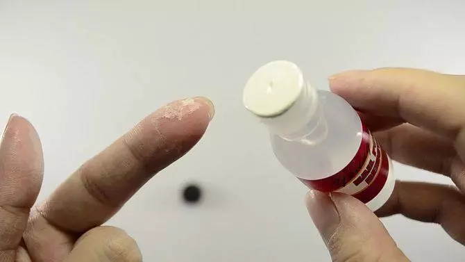 被強力膠緊緊粘住千萬不要慌張,看完這個你的手就可以很快得到解放了