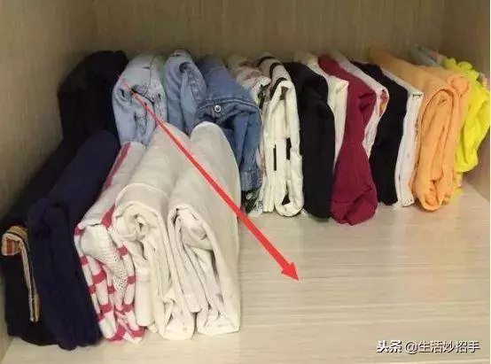 家裡衣服多的沒地方放?30年保姆阿姨教你1招,再多衣服也不怕