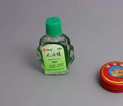 把萬金油塗在腿上,堅持三天,治筋骨疼痛及腰腿痛