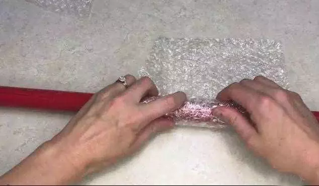 快遞盒裡的氣泡膜別丟掉,留在家裡特別值錢,後悔現在才知道。