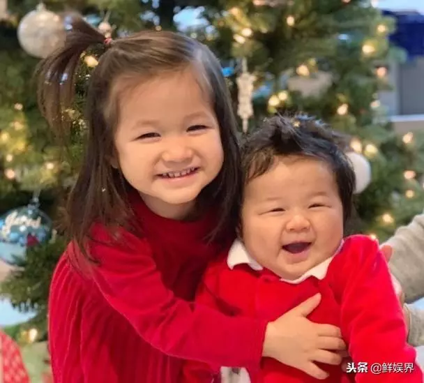 TVB花旦鐘嘉欣曬兒女聖誕合照,姐姐抱住弟弟露甜笑超萌