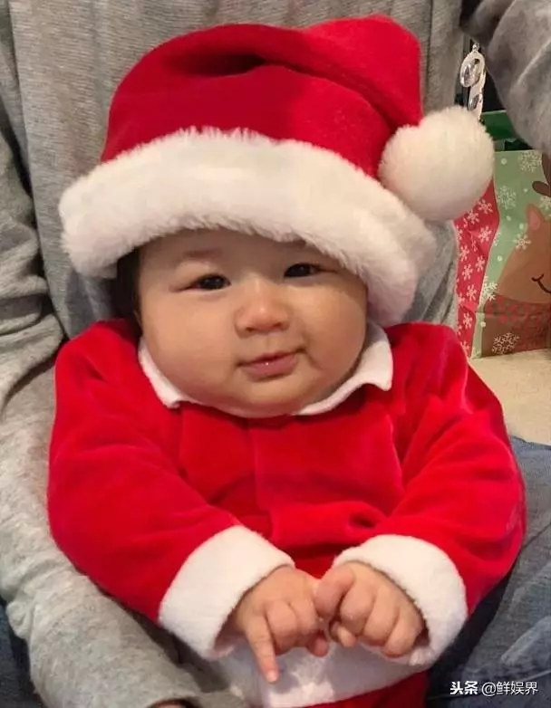 TVB花旦鐘嘉欣曬兒女聖誕合照,姐姐抱住弟弟露甜笑超萌