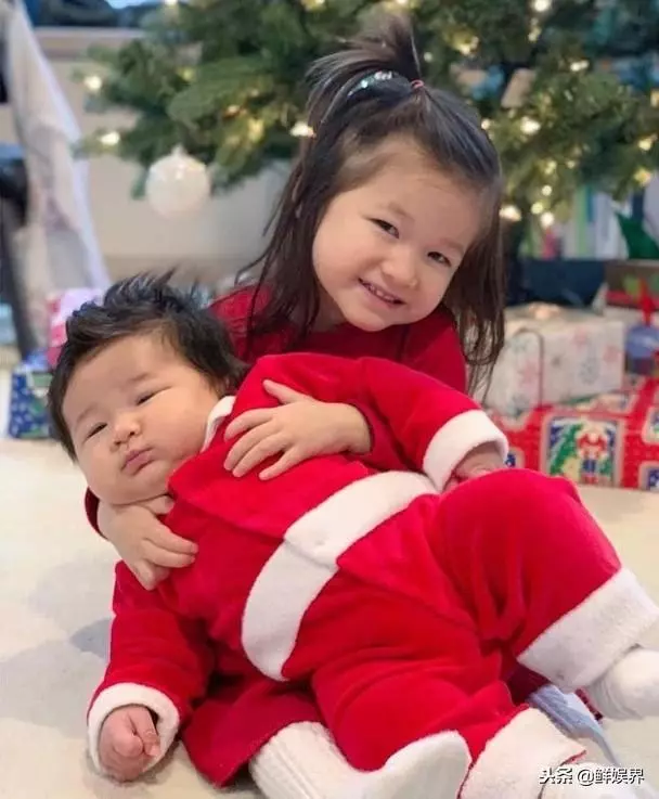 TVB花旦鐘嘉欣曬兒女聖誕合照,姐姐抱住弟弟露甜笑超萌