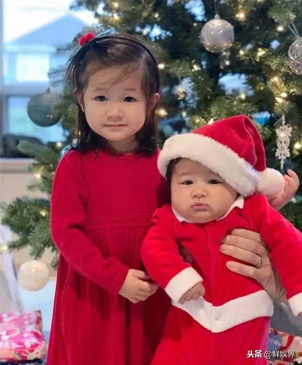 TVB花旦鐘嘉欣曬兒女聖誕合照,姐姐抱住弟弟露甜笑超萌