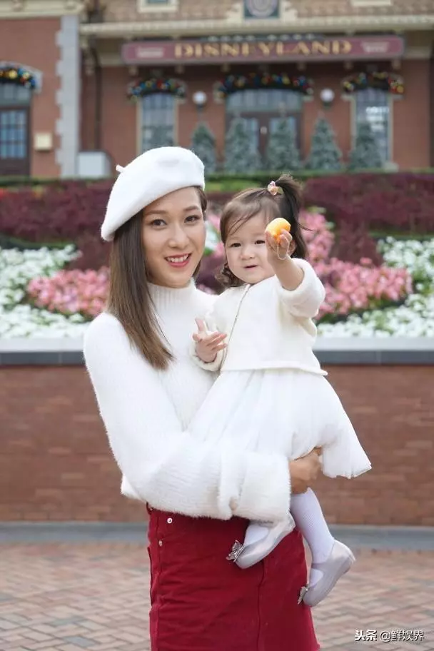 TVB花旦鐘嘉欣曬兒女聖誕合照,姐姐抱住弟弟露甜笑超萌