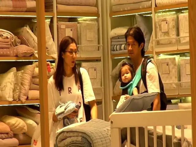 TVB花旦鐘嘉欣曬兒女聖誕合照,姐姐抱住弟弟露甜笑超萌