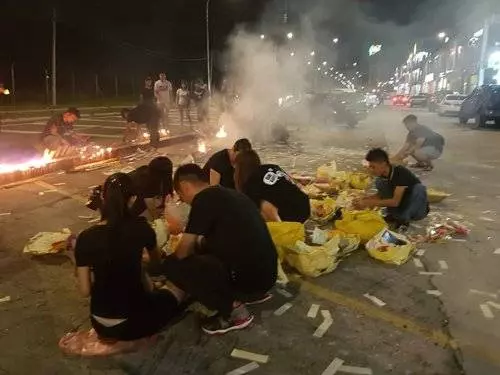 疑醉酒駕駛闖禍,撞死4名華裔男子的張姓女司機(34歲),今日被警方押上推事庭申請延長扣留令,獲推事批准延扣4天