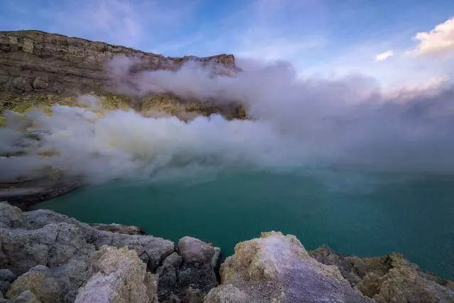火山噴發形成大量「黃金」,150名礦工不要命的搬運!