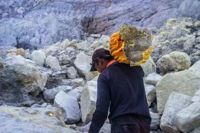 火山噴發形成大量「黃金」,150名礦工不要命的搬運!