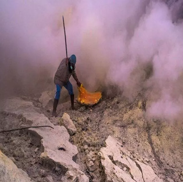 火山噴發形成大量「黃金」,150名礦工不要命的搬運!