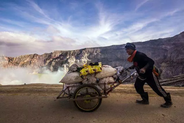 火山噴發形成大量「黃金」,150名礦工不要命的搬運!