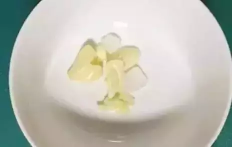 大蒜泡在冰糖水中，解決了人人都有的大問題！趕緊回家試試！