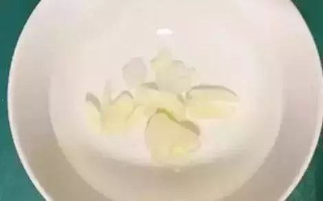大蒜泡在冰糖水中，解決了人人都有的大問題！趕緊回家試試！