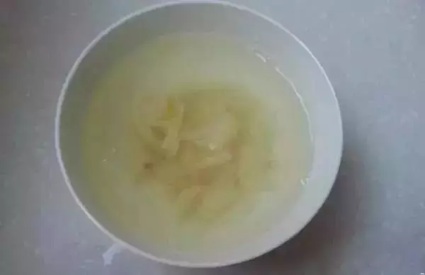 大蒜泡在冰糖水中，解決了人人都有的大問題！趕緊回家試試！