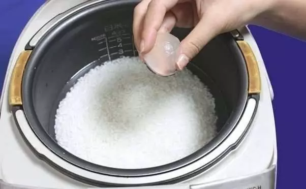 只要在蓋鍋前多加這一樣東西,飯就會好吃100倍這東西每個家庭都一定有…
