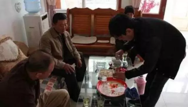 婆婆讓我回娘家中途發現東西忘拿,回家開門的一瞬間感覺跌進地獄