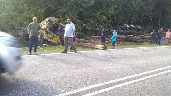 東西大道車禍 樹桐羅厘撞2車 4人死