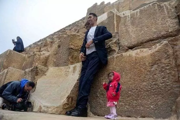 世界「最高巨人」與「最矮女子」相約在埃及 兩人同框相差189公分畫面好不可思議