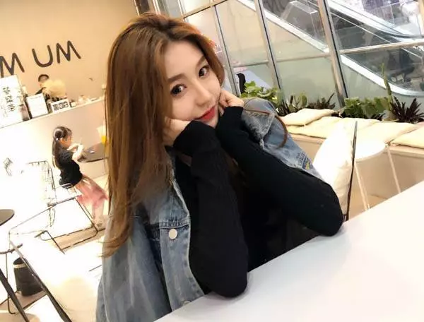 網路女神「超Q魔性的熱舞」爆紅被封國民初戀 直播「不小心關掉美肌」網友傻住:現出原形了