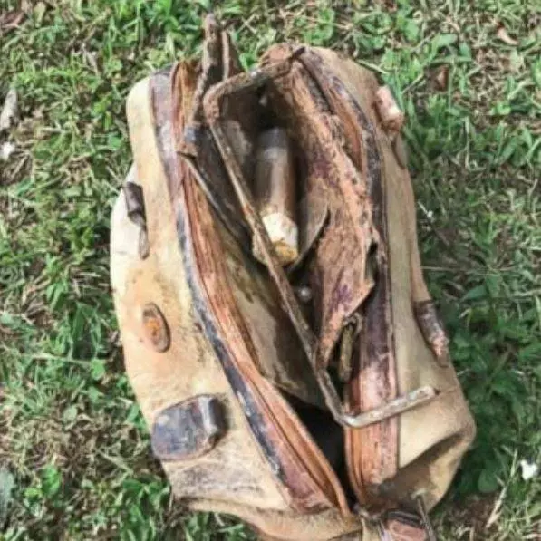 【不可思議】11歲男孩釣魚釣到「塵封湖底25年破舊包包」 一打開離奇緣分超展開:天啊我認識她