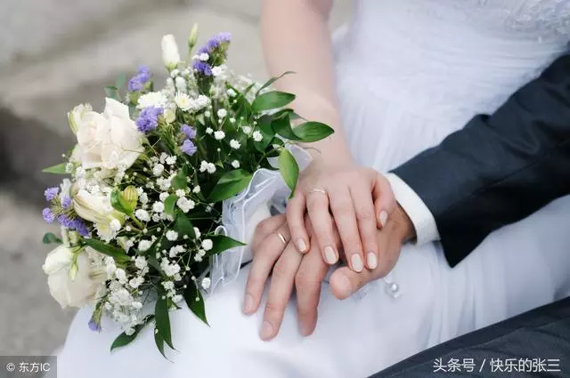 新婚夜看見岳母進了父親房間,趴門口偷看,兒子握緊拳頭